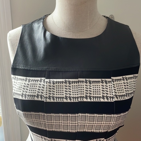 Gorgeous Rinascimento dress with imitation leather - Picture 7 of 12